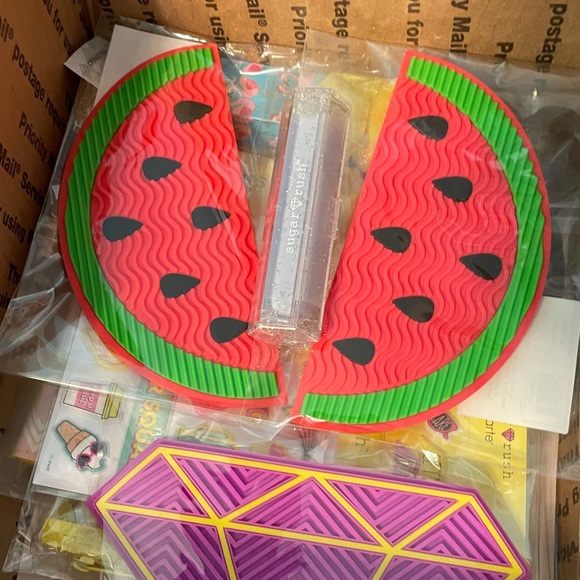 LAST 1! Tarte Brush Bestie Watermelon Cleansing Mat - Picture 4 of 5